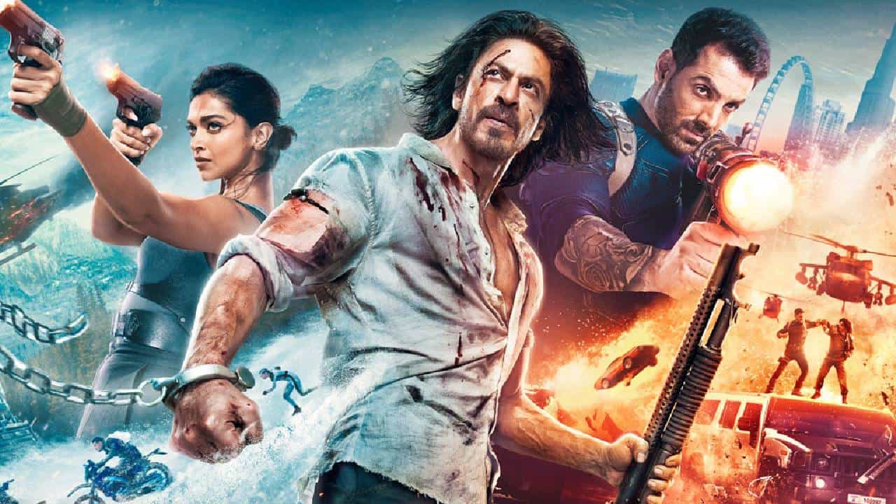 शाहरुख खान याचा पठाण हा चित्रपट रिलीजच्या पहिल्याच दिवसापासून अनेक रेकाॅर्ड हे आपल्या नावावर करत आहे. चित्रपटाने धमाकेदार ओपनिंग केली होती. आता ही बाॅक्स आॅफिसवर पठाण चित्रपटाची क्रेझ बघायला मिळत आहे.