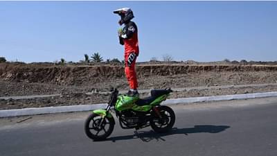 दुचाकीवर १० सूर्यनमस्कार करणारा रायडर पाहिलात का?