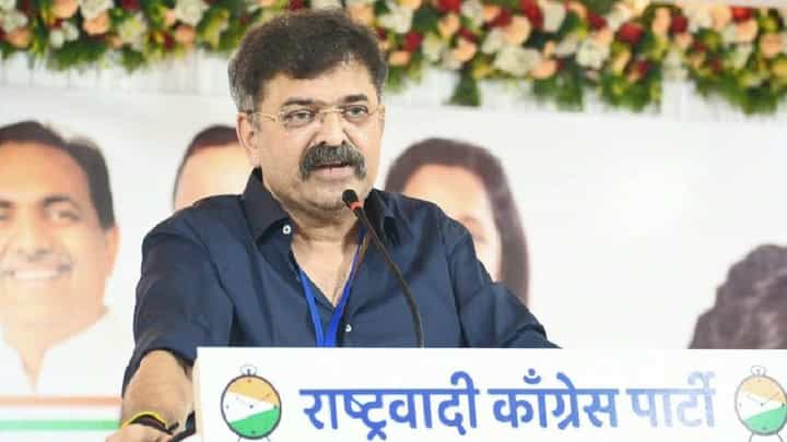 शरद पवार हेच राष्ट्रवादीचे बिगबॉस, निवृत्तीचा निर्णय मागे घेतल्यानंतर जितेंद्र आव्हाड म्हणाले, 'सेनापती पुन्हा...' शरद पवार हेच राष्ट्रवादीचे बिगबॉस, निवृत्तीचा निर्णय मागे घेतल्यानंतर जितेंद्र आव्हाड म्हणाले, 'सेनापती पुन्हा...'