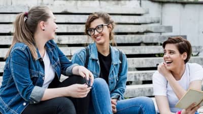 Mental Health : जब मिल बैठेंगे सब यार.... मित्रांशी गप्पा मारल्याने मानसिक आरोग्य राहते उत्तम