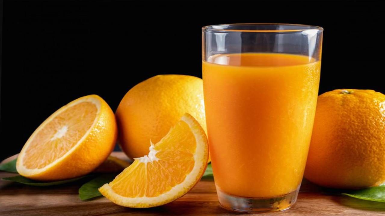 डोळ्यांचे आरोग्य उत्तम राखण्यासाठी संत्र्याचा रस सेवन करणे फायदेशीर ठरते. संत्रं हे व्हिटॅमिन सी च्या मुख्य स्त्रोतांपैकी एक आहे. हा रस प्यायल्याने मोतीबिंदू होण्याचा धोका कमी होतो.