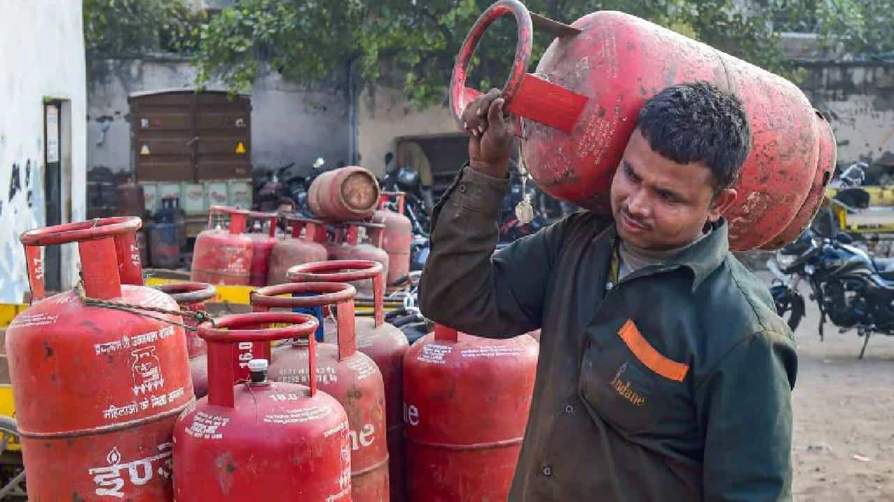 LPG Price : करा आताच दिवाळी साजरी! घरगुती गॅस लवकरच स्वस्त होणार, पेट्रोलियम मंत्र्यांनी दिली आनंदवार्ता