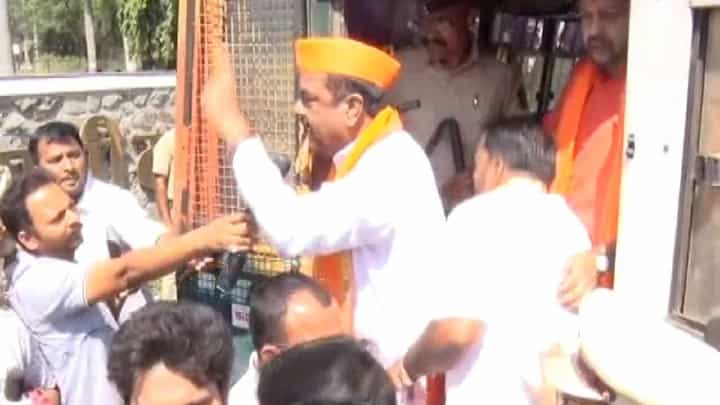 राज्यपाल कोश्यारीजी, आधी माफी मागा अन् मगच कोल्हापुरात पाय ठेवा; ठाकरेगट आक्रमक राज्यपाल कोश्यारीजी, आधी माफी मागा अन् मगच कोल्हापुरात पाय ठेवा; ठाकरेगट आक्रमक