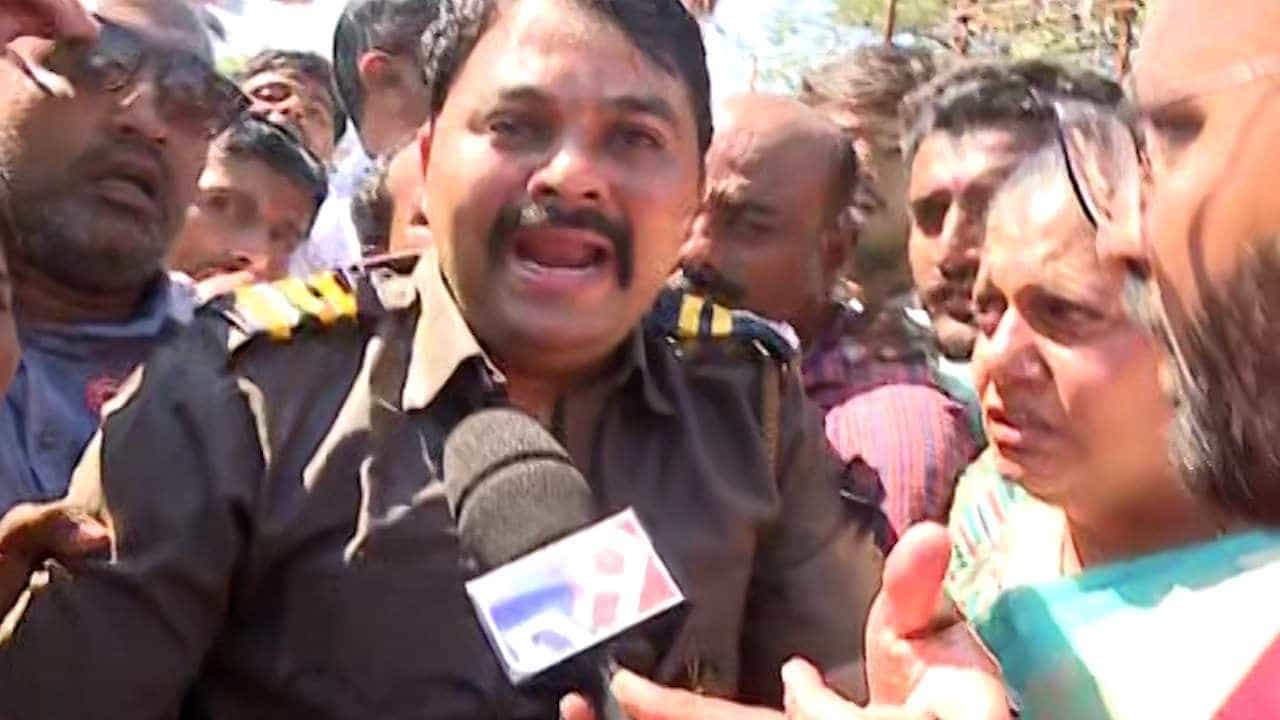 अंगावर रॉकेल ओतून घेत रविकांत तुपकर यांचा आत्मदहनाचा प्रयत्न, पाहा... अंगावर रॉकेल ओतून घेत रविकांत तुपकर यांचा आत्मदहनाचा प्रयत्न, पाहा...