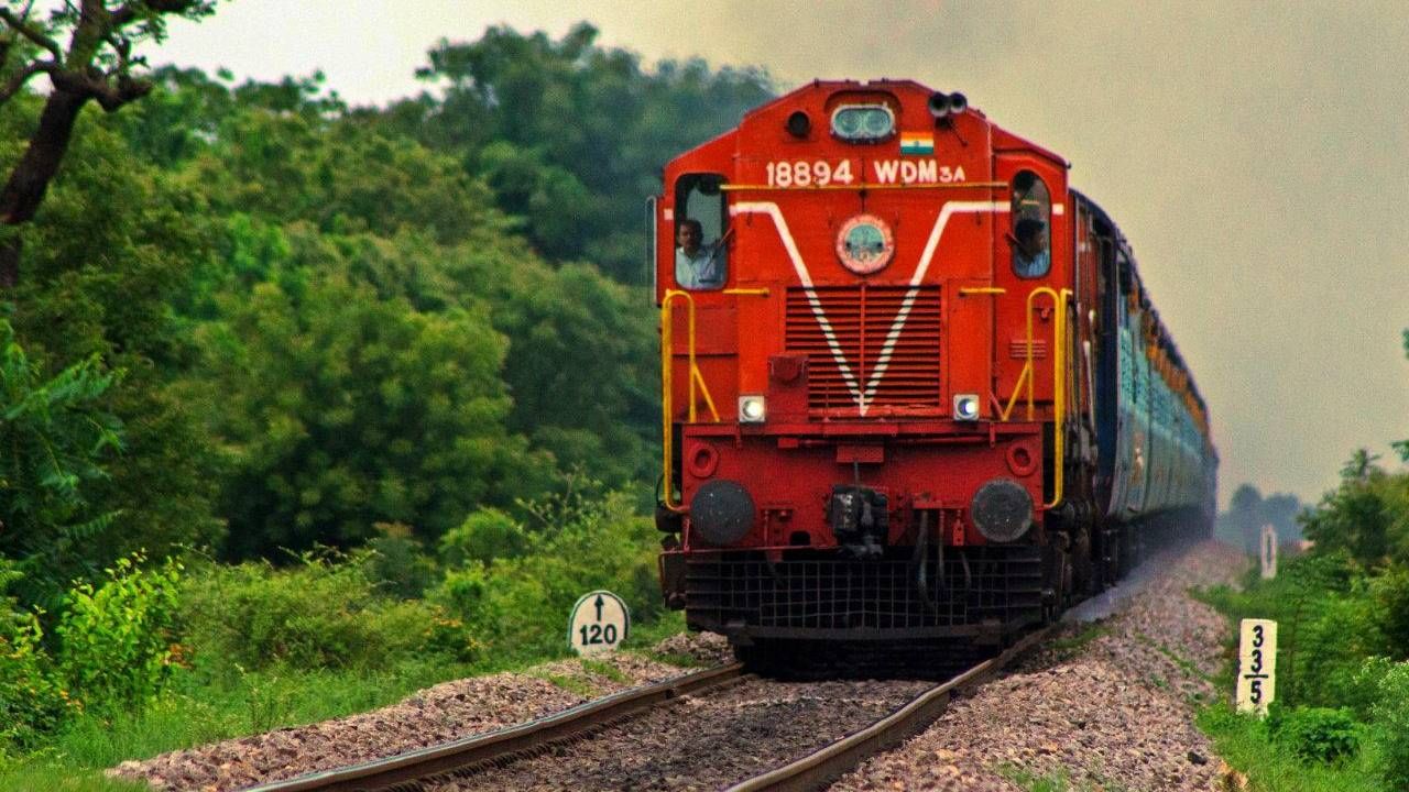 Indian Railway : रेल्वेचे इंजिन का नाही करत बंद, काय आहे या धडधडण्यामागची धडपड