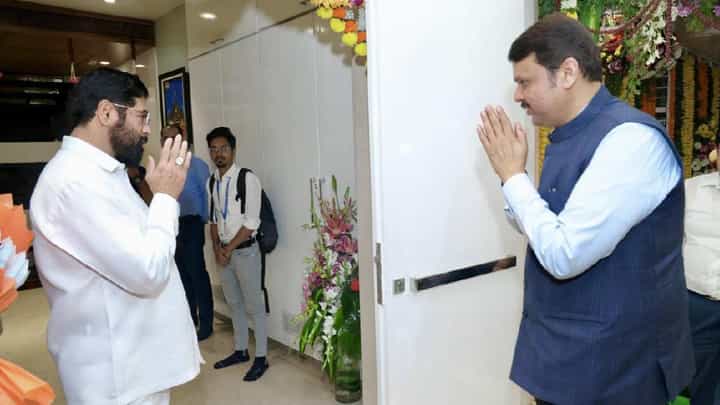 पोहरादेवी संत सेवालाल महाराज जयंती उत्सव; मुख्यमंत्री-उपमुख्यमंत्र्यांचं पारंपरिक पद्धतीने स्वागत पोहरादेवी संत सेवालाल महाराज जयंती उत्सव; मुख्यमंत्री-उपमुख्यमंत्र्यांचं पारंपरिक पद्धतीने स्वागत