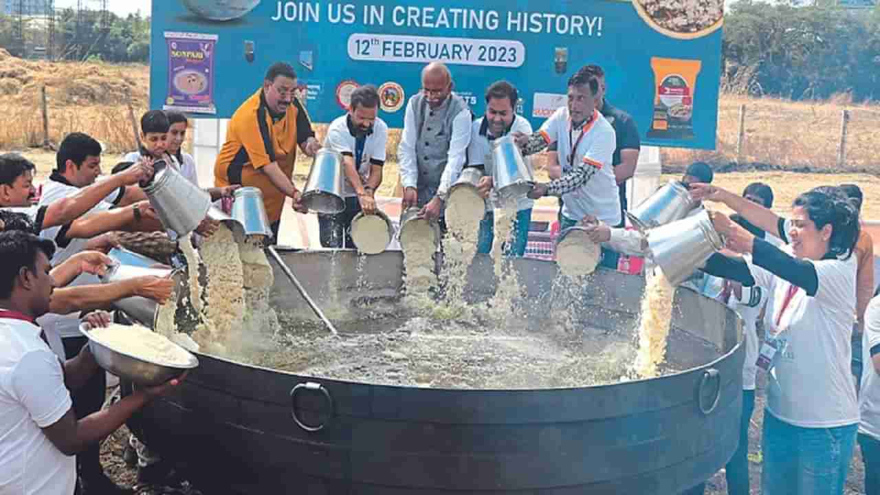 World Record : 4 हजार किलोची भगर खाण्यासाठी नाशिकमध्ये तोबा गर्दी, असा बनला रेकॉर्ड...