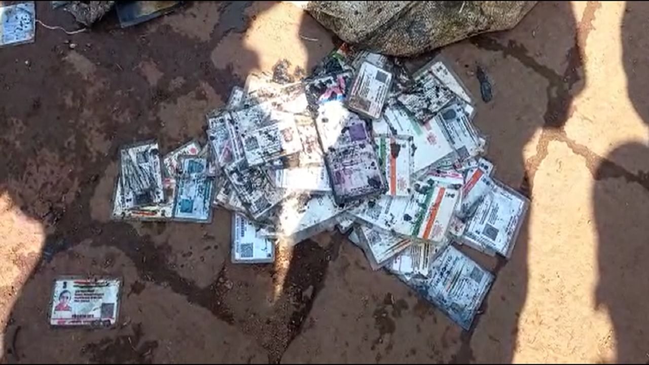 Panchaganga River पंचगंगा नदीत पोते भरून आधारकार्ड व सरकारी कागदपत्रे