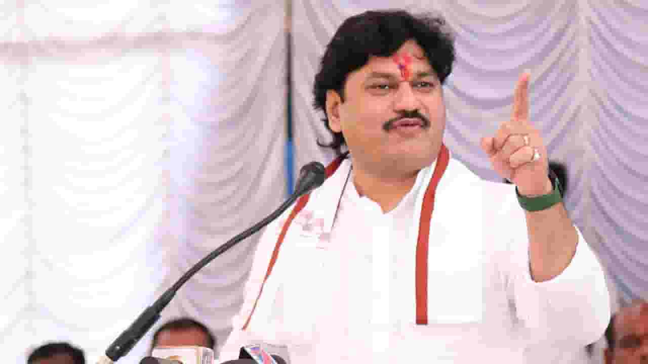 भरसभेत धनंजय मुंडे यांची टोलेबाजी, अनेक बाजूने घेरले पण त्यांना...