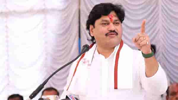 भरसभेत धनंजय मुंडे यांची टोलेबाजी, अनेक बाजूने घेरले पण त्यांना…