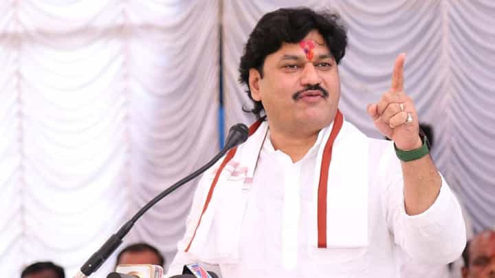 भरसभेत धनंजय मुंडे यांची टोलेबाजी, अनेक बाजूने घेरले पण त्यांना... भरसभेत धनंजय मुंडे यांची टोलेबाजी, अनेक बाजूने घेरले पण त्यांना...