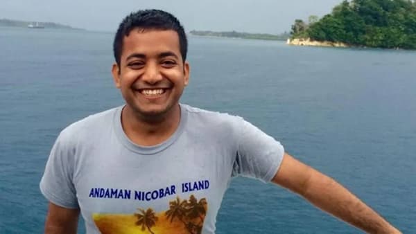 आधी डॉक्टर मग IAS; नोकरीत मन लागलं नाही म्हणून उभारली कंपनी