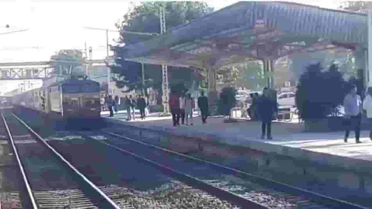 मनमाड-मुंबई गोदावरी एक्सप्रेस लासलगावमध्ये तब्बल वीस मिनिटे थांबली; का? पाहा...