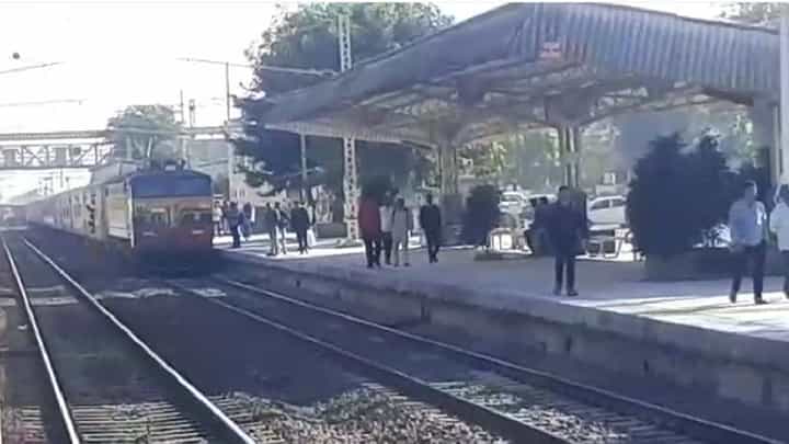 मनमाड-मुंबई गोदावरी एक्सप्रेस लासलगावमध्ये तब्बल वीस मिनिटे थांबली; का? पाहा... मनमाड-मुंबई गोदावरी एक्सप्रेस लासलगावमध्ये तब्बल वीस मिनिटे थांबली; का? पाहा...