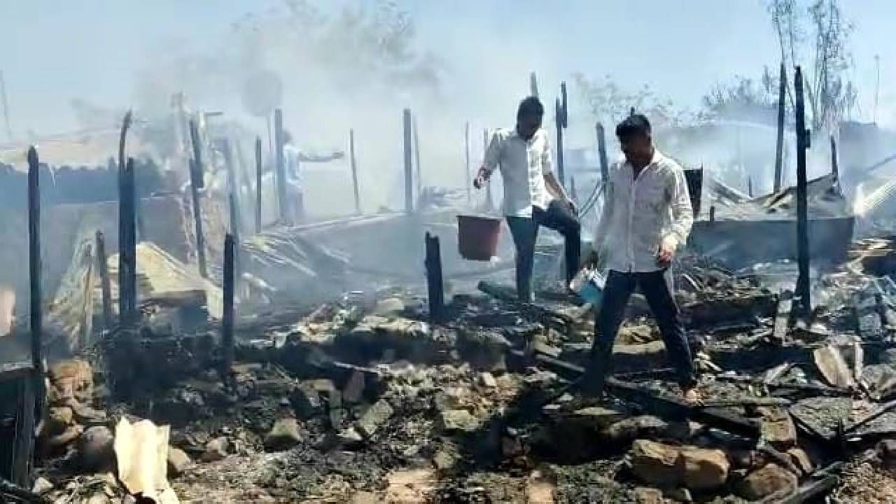 मालाडमध्ये अग्नीकल्लोळ, झोपडपट्टीला लागलेल्या भीषण आगीत एका बालकाचा मृत्यू