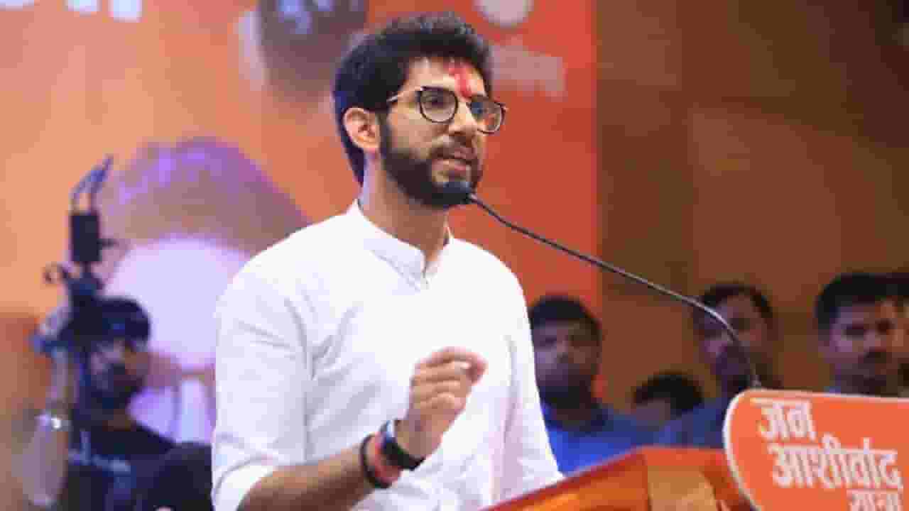 आदित्य ठाकरेंचं भाषण सुरु होतं अन् अचानक 50 खोके एकदम ओकेच्या घोषणा...