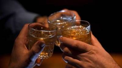 स्वतःसाठी आणलेली दारू बायकोने प्यायली, झिंग चढल्यावर राडा झाला, त्यात असं काही घडलं की नवऱ्याला खावी लागणार जेलची हवा