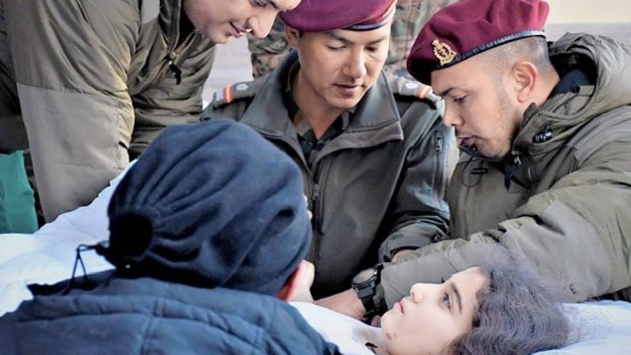 काय आम्हीपण मरणार आहोत?; भूकंपातील जखमी मुलीचा सवाल