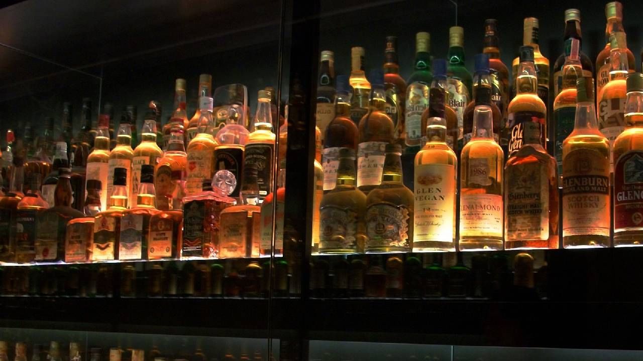 Whisky : परदेशी मद्याचा महापूर! या व्हिस्कीने भारतीयांना लावले 'वेड'