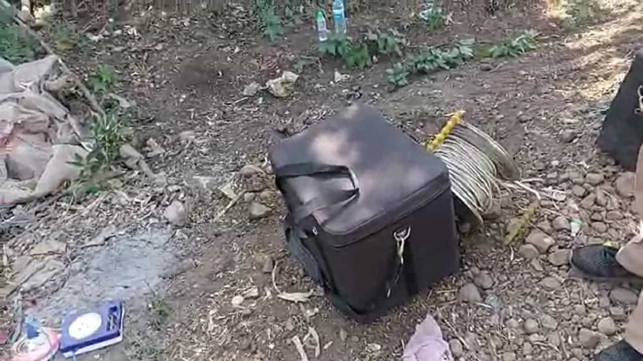 पुणे जिल्ह्यातील इंदापूर तालुक्यातील टणू गावात एका शेतकऱ्याला आपल्या जनावरांच्या मुक्त संचार गोठ्यामध्ये बॉम्बसदृश्य वस्तू आढळली आहे.
