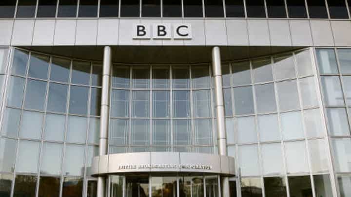 BBC च्या दिल्ली आणि मुंबई कार्यालयावर आयकर विभागाची धाड BBC च्या दिल्ली आणि मुंबई कार्यालयावर आयकर विभागाची धाड