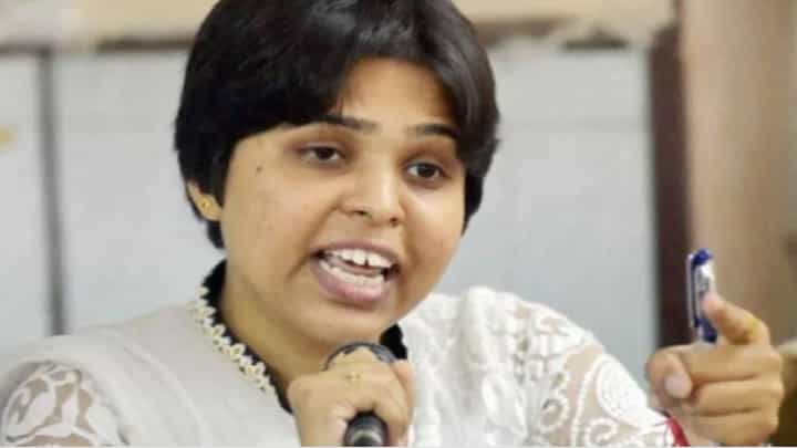तुळजाभवानीच्या गाभाऱ्यात महिलांना प्रवेश द्यावा, अन्यथा..., तृप्ती देसाई यांनी काय दिला इशारा? तुळजाभवानीच्या गाभाऱ्यात महिलांना प्रवेश द्यावा, अन्यथा..., तृप्ती देसाई यांनी काय दिला इशारा?