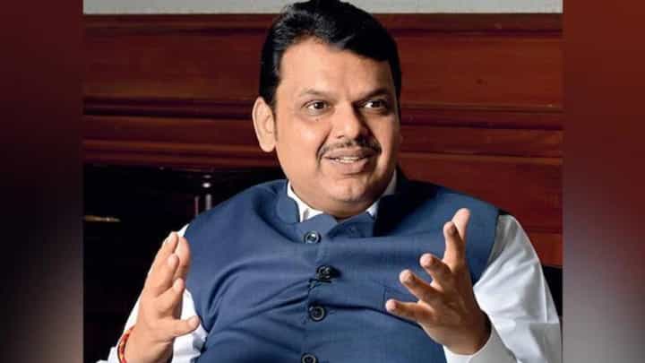 उद्धव ठाकरे यांच्याकडे लिमिडेट डिक्शनरी, त्यातील शब्द ते फिरवून वापरता; देवेंद्र फडणवीस यांची खोचक टीका उद्धव ठाकरे यांच्याकडे लिमिडेट डिक्शनरी, त्यातील शब्द ते फिरवून वापरता; देवेंद्र फडणवीस यांची खोचक टीका