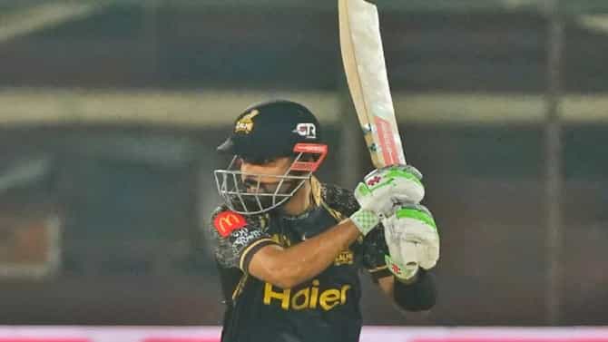VIDEO : Babar Azam ने त्याचा अपमान करणाऱ्या बॉलरला लय धुतलं, पुन्हा बोलायची हिम्मत करेल?