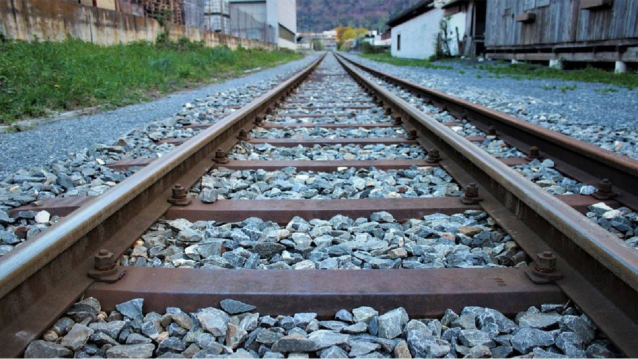 Indian Railway Fact : रेल्वे ट्रॅकवर या अनुकुचीदार दगडांचे काम तरी काय? कशासाठी होत असेल बरं यांचा वापर