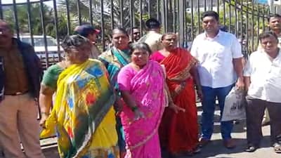 सांगलीतल्या मासे विक्री करणाऱ्या महिला जेव्हा मासेमारी सोडून जिल्हाधिकारी कार्यालयासमोर धावतात