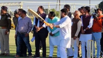 Jyotiraditya Scindia यांच्या कडक शॉटमुळे मैदानात घडला दुर्देवी अपघात