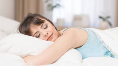 या गोष्टी सोबत घेऊन झोपणे असते अत्यंत शुभ, मिळतात अनेक लाभ