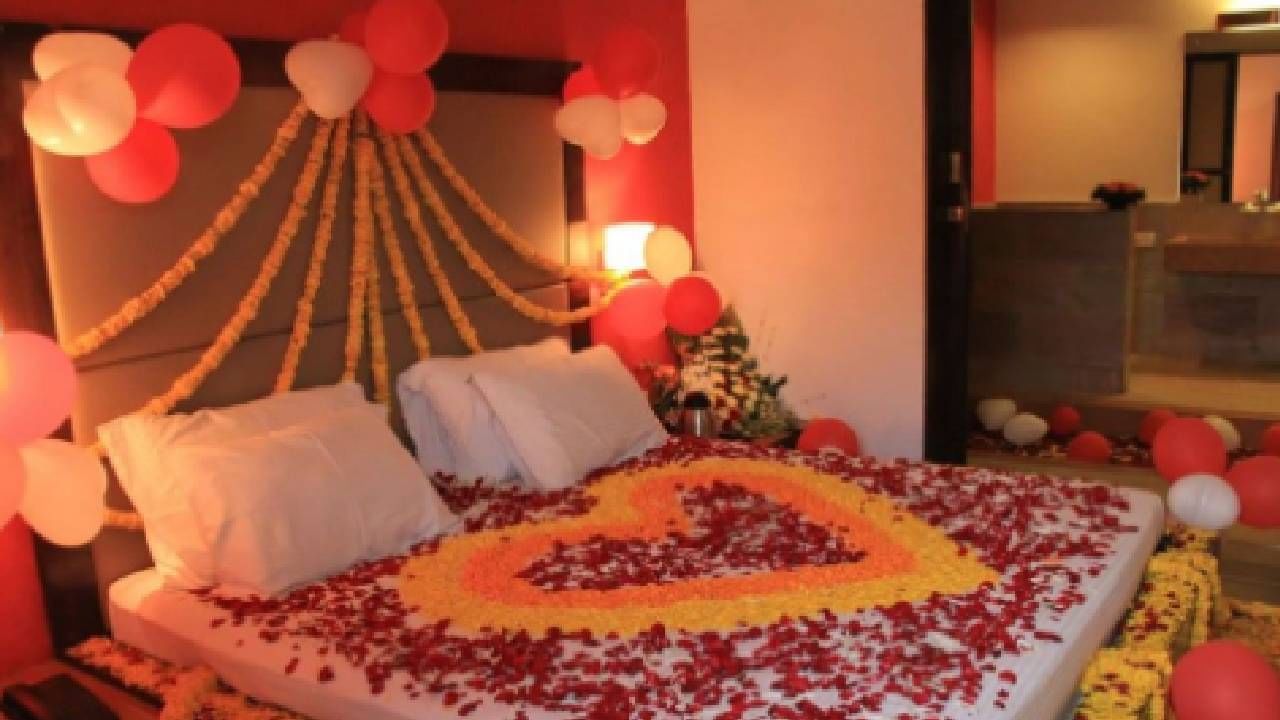 Wedding Couple : मधुचंद्राच्या रात्री नवरा-नवरीची खोली फुलांनी का सजवतात? 99 टक्के लोकांना खरं कारण नाही माहित