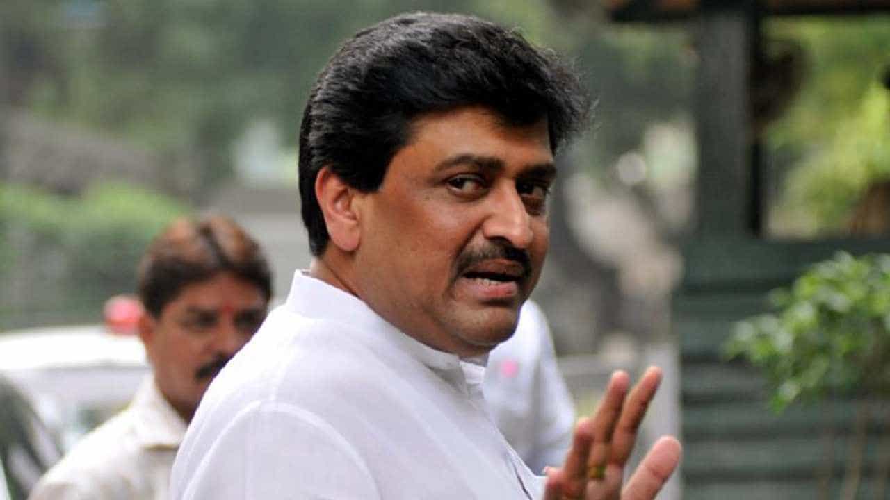 भाजपकडून दिलेल्या ऑफरवर अशोक चव्हाण म्हणताय, विखे पाटील माझे मित्र पण... भाजपकडून दिलेल्या ऑफरवर अशोक चव्हाण म्हणताय, विखे पाटील माझे मित्र पण...