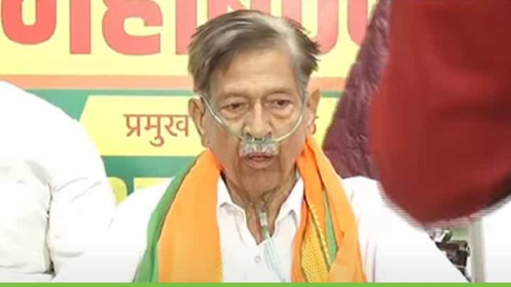 गिरीश बापट ऑक्सिजन सिलेंडरसह व्हिलचेअरवर बसून प्रचाराच्या रणधुमाळीत, बघा व्हिडीओ गिरीश बापट ऑक्सिजन सिलेंडरसह व्हिलचेअरवर बसून प्रचाराच्या रणधुमाळीत, बघा व्हिडीओ