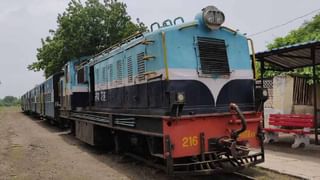 Indian Railways: रेल्वे स्टेशनवर लावला जाणारा बोर्ड पिवळ्याच रंगाचा का असतो?