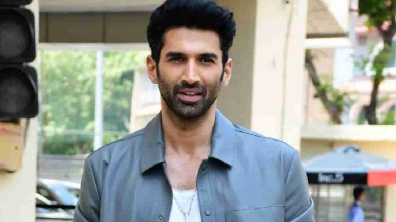 Aditya Roy Kapur | आदित्य रॉय कपूर याला पाहून लेडी फॅन अनकंट्रोल, थेट किस आणि पुढे...