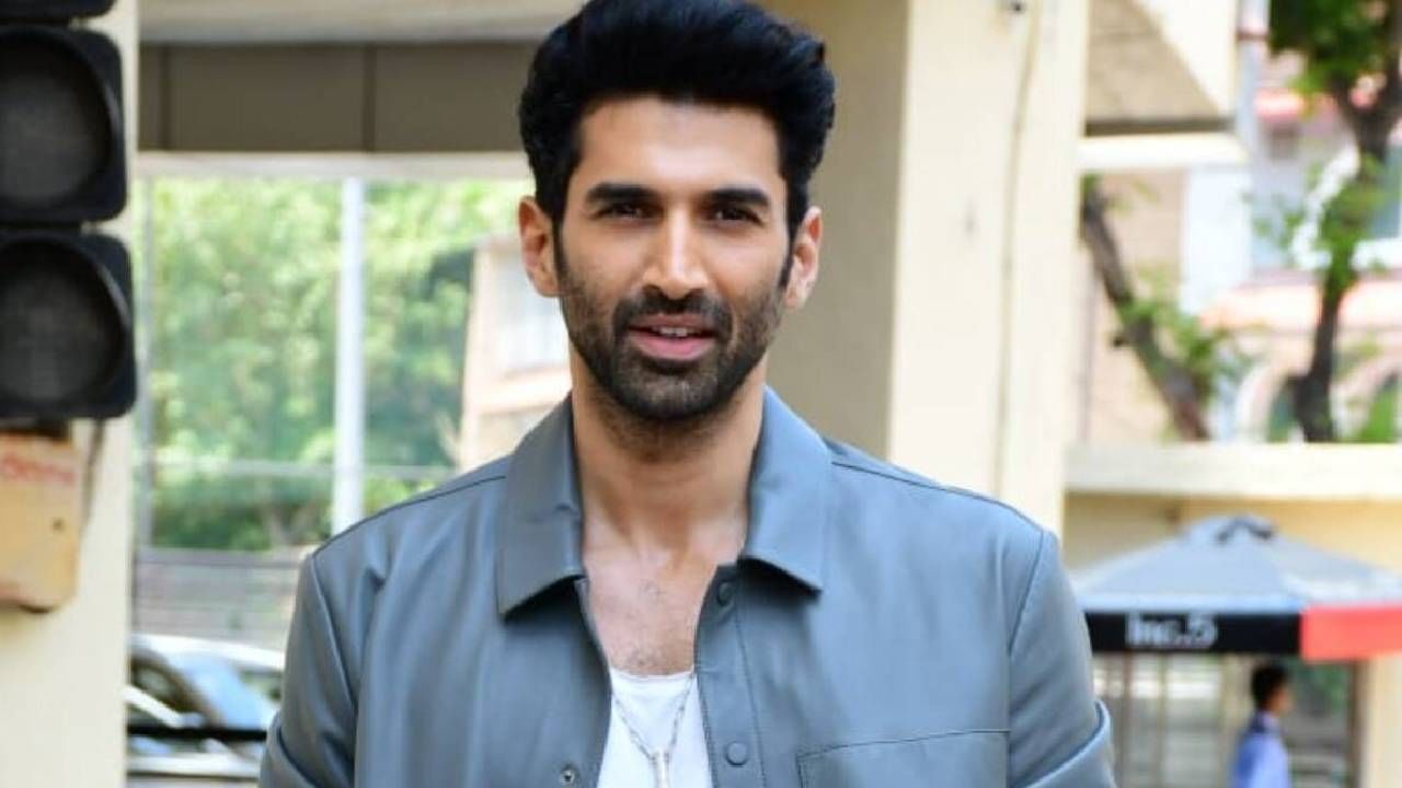 Aditya Roy Kapur | आदित्य रॉय कपूर याला पाहून लेडी फॅन अनकंट्रोल, थेट किस आणि पुढे...