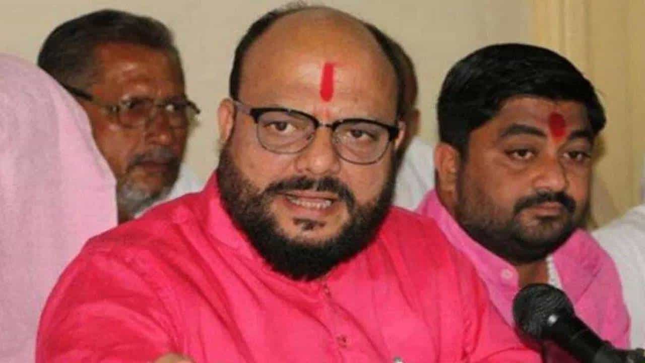 बाळासाहेबांनी पानटपरी चालवणाऱ्याला आमदार केलं, तरीही गद्दारी केली; या नेत्यानं गुलाबराव पाटलांचा इतिहास वाचला