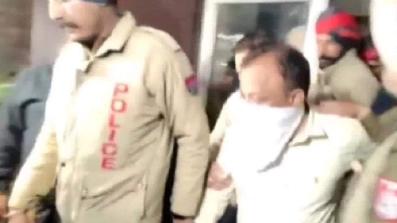 'आप'चे 'पाप' थेट चव्हाट्यावरच; आमदाराच्या पीएने इतक्या लाखाची घेतली लाच... 'आप'चे 'पाप' थेट चव्हाट्यावरच; आमदाराच्या पीएने इतक्या लाखाची घेतली लाच...