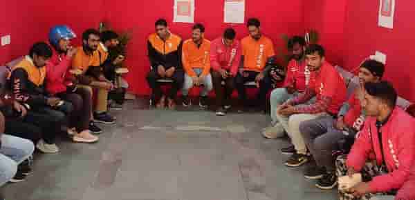 पापी पेट का सवाल है, झोमॅटोने डिलिव्हरी बॉयसाठी एक खास सोय केली आहे, शेवटी त्यांनाही पोट आहे...