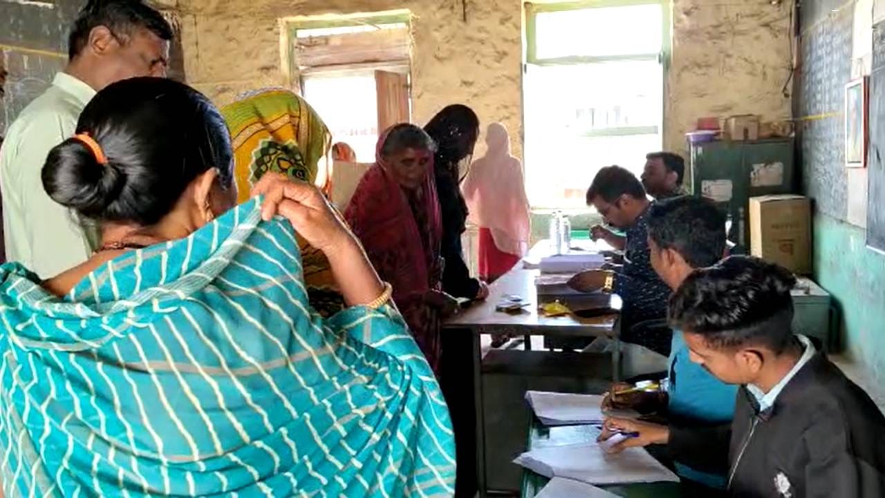 गावातील देशी दारूचे दुकान बंद व्हावे अशी मागणी महिलांनी प्रशासनाकडे केली होती. 