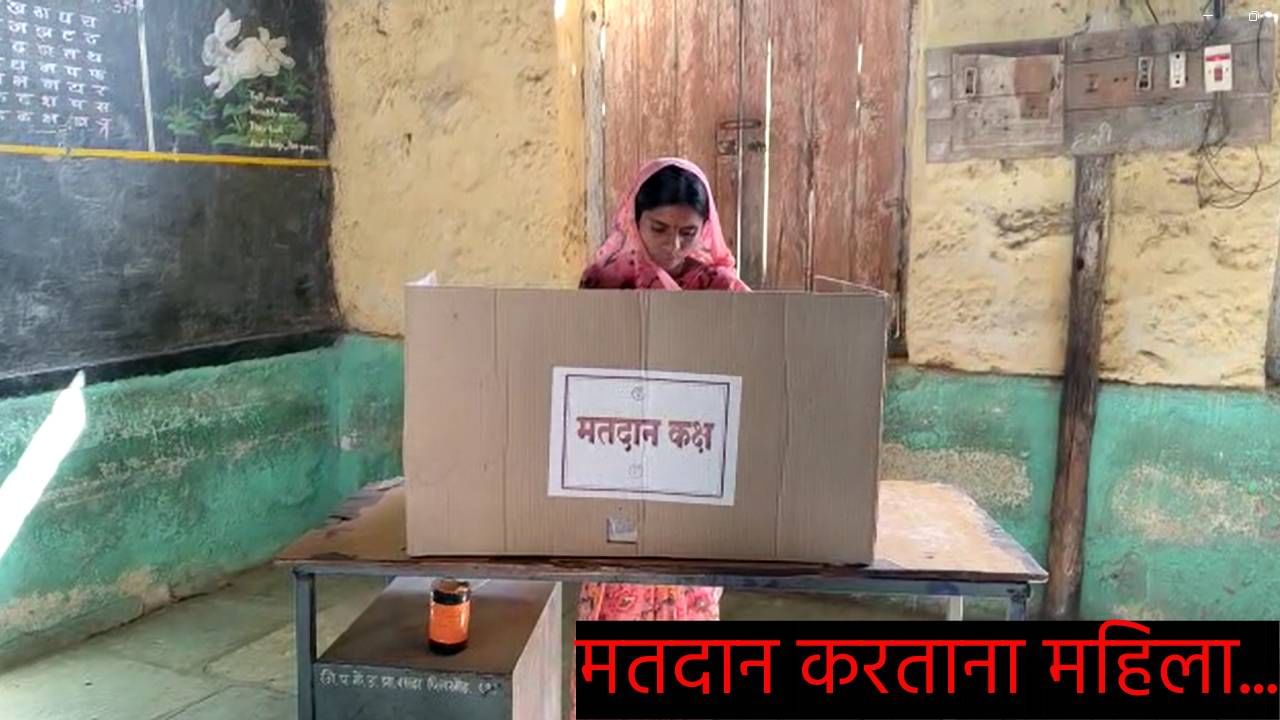 विशेष म्हणजे गावातील शेकडो महिलांनी आडवी बाटली या निशाणी समोर शिक्का मारून देशी दारू विक्री विरोधात मतदान केले.