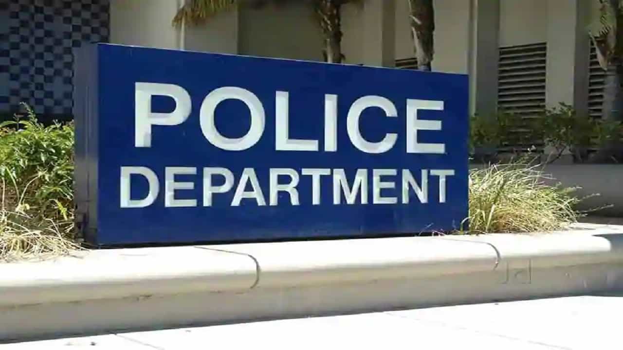 शाळेत स्नेह संमेलनासाठी गेला, पण पोहोचला पोलिसांच्या वर्गात, मग त्यांनी असा धडा शिकविला की... शाळेत स्नेह संमेलनासाठी गेला, पण पोहोचला पोलिसांच्या वर्गात, मग त्यांनी असा धडा शिकविला की...