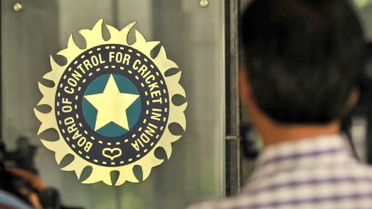 मोठी बातमी, ऑस्ट्रेलिया विरुद्ध दुसरी टेस्ट सुरु असताना BCCI ने आपल्याच माणसावर घेतली मोठी Action