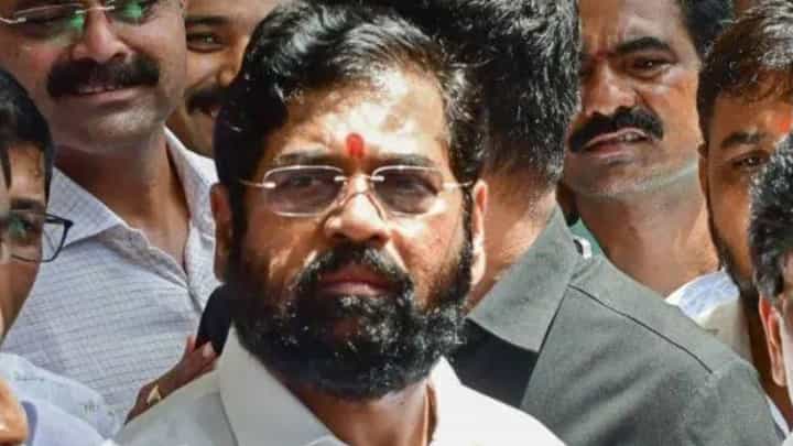 धनुष्य मिंध्यांना पेलवणार नाही, उद्धव ठाकरे यांनी एकनाथ शिंदे गटाला काय दिला इशारा? धनुष्य मिंध्यांना पेलवणार नाही, उद्धव ठाकरे यांनी एकनाथ शिंदे गटाला काय दिला इशारा?