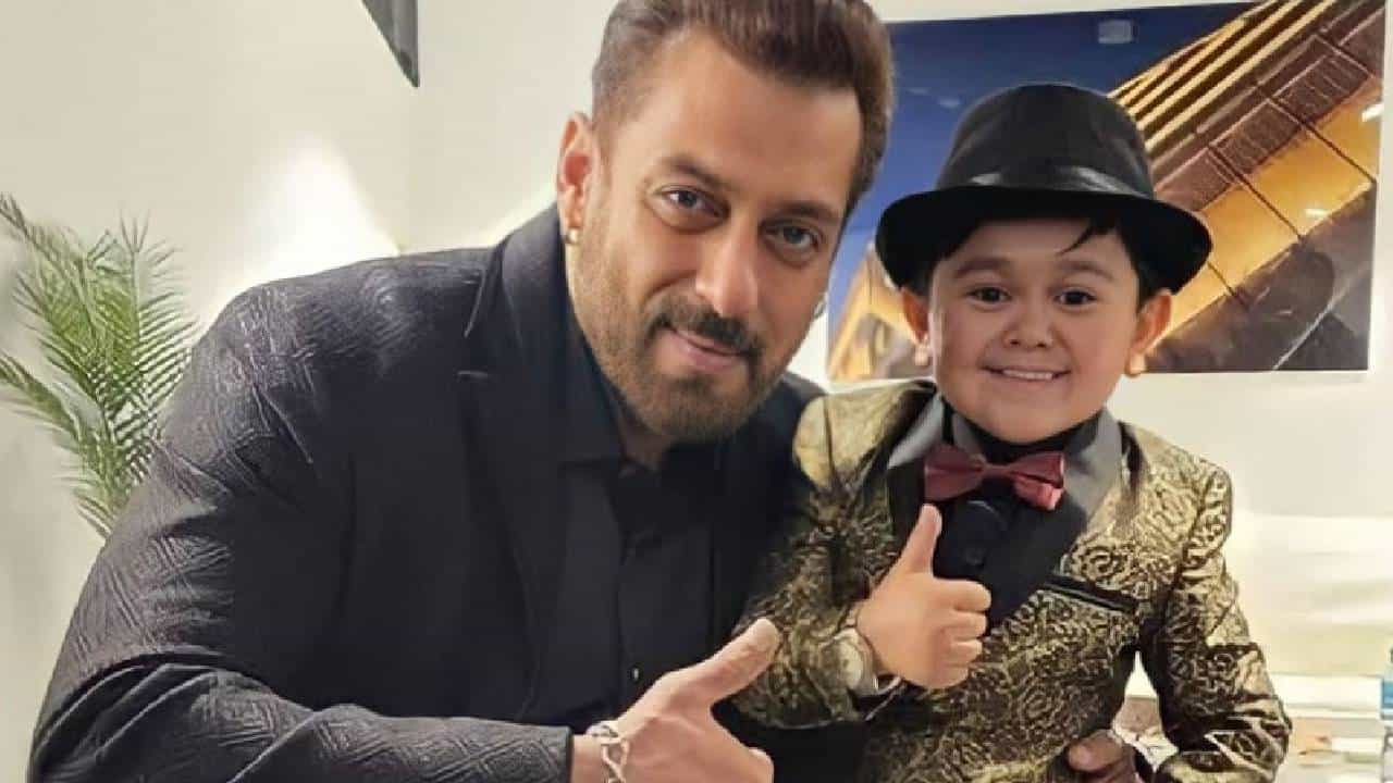 बिग बाॅस 16 मध्ये सर्वाधिक चर्चेचा विषय ठरला तो म्हणजे अब्दु रोजिक हा. अब्दु रोजिक याची फॅन फाॅलोइंग जबरदस्त आहे. शिव ठाकरे, साजिद खान यांच्यासोबत मस्ती करताना अनेकदा बिग बाॅसच्या घरात अब्दु रोजिक दिसला.