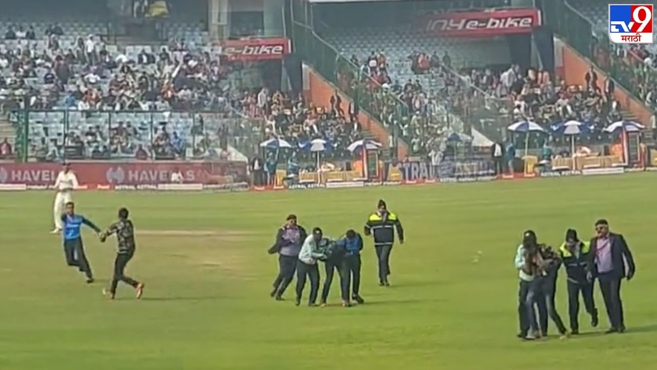 क्रिकेटच्या मैदानात कुस्तीचा सामना! तो आला आणि थेट घुसला मग काय दे धपाधपा, Watch Video क्रिकेटच्या मैदानात कुस्तीचा सामना! तो आला आणि थेट घुसला मग काय दे धपाधपा, Watch Video