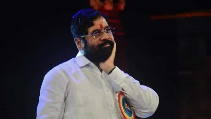मशालीने दाढी जाळून टाकू, ठाकरे गटाच्या या नेत्यानं मुख्यमंत्री एकनाथ शिंदे यांना डिवचलं मशालीने दाढी जाळून टाकू, ठाकरे गटाच्या या नेत्यानं मुख्यमंत्री एकनाथ शिंदे यांना डिवचलं