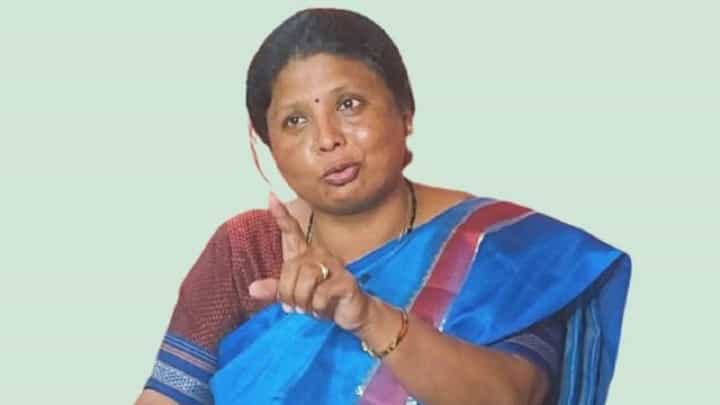 अडगळीला पडलेल्या संजय शिरसाट यांना कुणी ओळखत नाही तर..., सुषमा अंधारे पुन्हा भडकल्या अडगळीला पडलेल्या संजय शिरसाट यांना कुणी ओळखत नाही तर..., सुषमा अंधारे पुन्हा भडकल्या